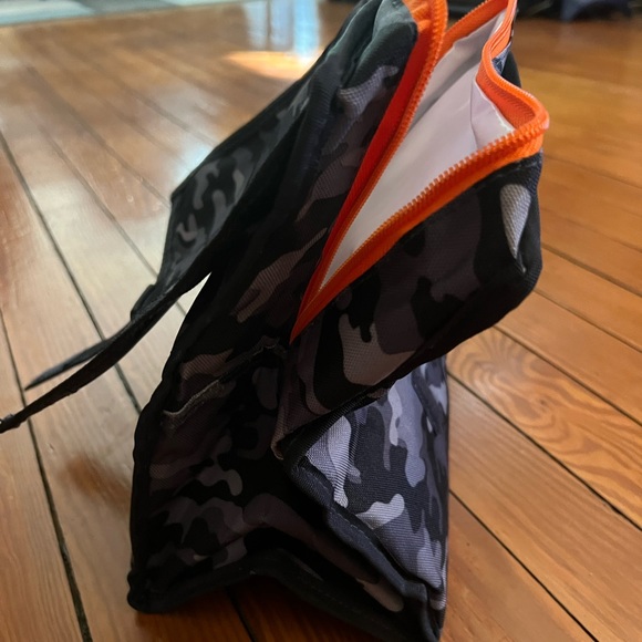 Place the lunch bag in the freezer and it keeps your lunch cold all day - Picture 2 of 5